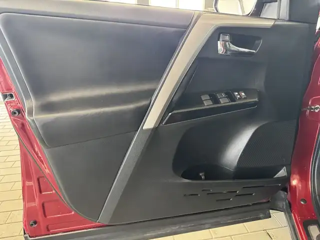 2018 Toyota RAV4 AWD XLE in Cars & Trucks in Longueuil / South Shore - Image 18