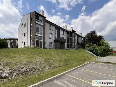 Beau, grand condo, situé dans le complexe de la Place de la Cité, face au cinéma Galaxy à Rock-Fores...