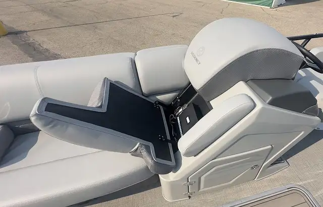 2024 Regency 230 LE3 Sport With 250L Tritoon Pontoon Boat in Powerboats & Motorboats in Vernon - Image 18
