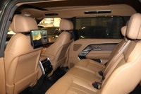 This Land Rover Range Rover has a dependable Twin Turbo Premium Unleaded V-8 4.4 L/268 engine poweri... (image 6)