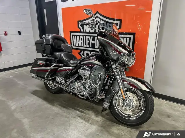 2006 Harley-Davidson FLHTCUSE CVO ULTRA CLASSIC in Sport Touring in Calgary - Image 26