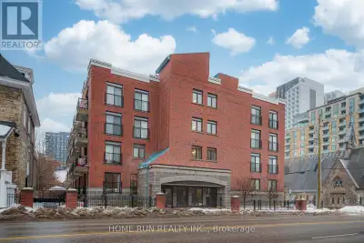 Location is everything! Welcome to 458A King Edward Ave, a stunning 2 bedroom, 2 full bathroom 794 s...