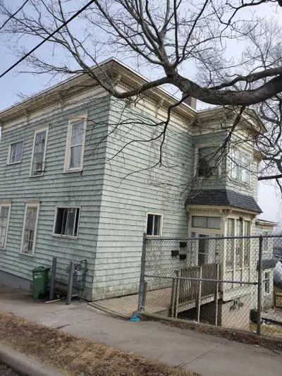 Bright & Modern 2-Bedroom Apartment This sun-drenched, fully refreshed 2-bedroom home features a top...