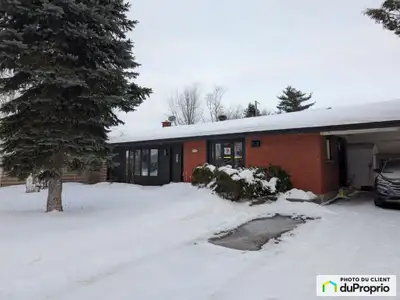 Spacieuse propriété avec des pièces lumineuses offrant beaucoup de possibilités de rangement. D'un s...
