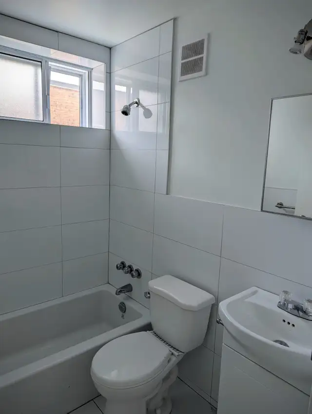 Grand 4 1/2 - Entièrement Rénové - Près des services! in Long Term Rentals in City of Montréal - Image 4