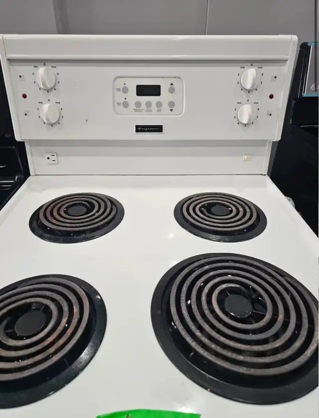 Apartment Size GE 24" White Electric Coil Top Stove Oven Range in Stoves, Ovens & Ranges in Hamilton - Image 3
