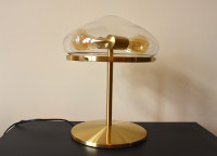 Lampe de bureau / de table, globe en verre et pied en laiton