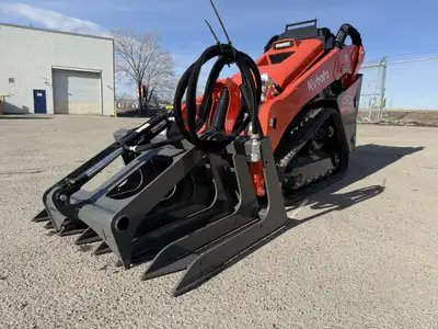 Solid bottom grapple for scooping and hauling loose and bulky debris. BLOW OUT PRICING ALL BERLON MI...