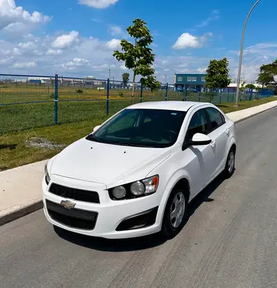 Chevrolet Sonic LS 2013 – Compacte, fiable et économique Caractéristiques clés : Version : LS Moteur...