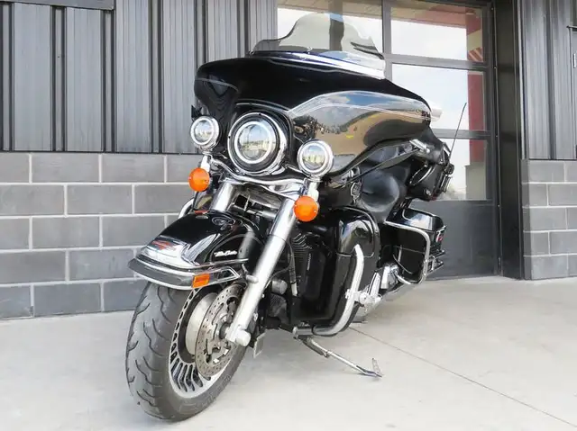 2009 Harley-Davidson FLHTCU Ultra Classic Electra Glide in Street, Cruisers & Choppers in Cambridge - Image 5