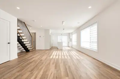 469 900 $ 5130 Rue Descartes Drummondville J2A 0L8 Maison semi-détachée, très lumineuse de 3 chambre...