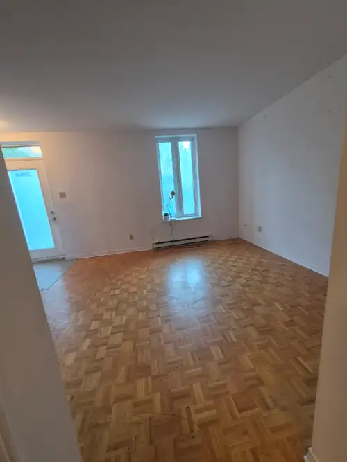 3984 rue de Bullion Appartement lumineux de 3 chambres fermées au coeur du Plateau – 2e étage d’un 6...