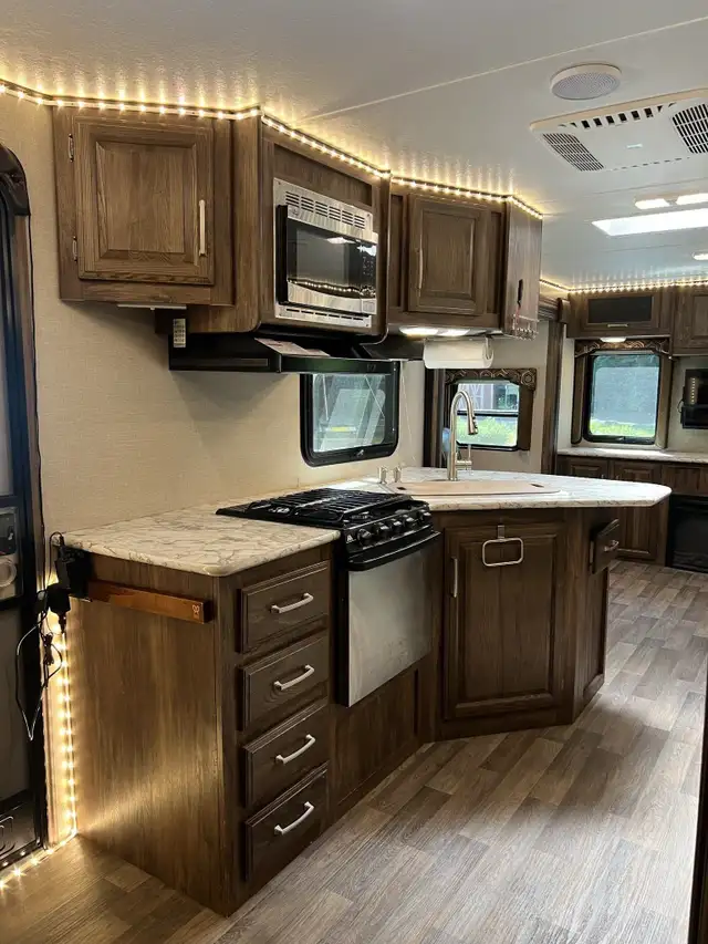 2017 KEYSTONE COUGAR 327RESWE (FINANCING AVAILABLE) in Travel Trailers & Campers in Strathcona County - Image 10