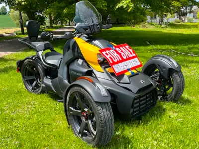 One Owner , excellent condition 3514 km Lots of upgrades Windshield, Hand Guards, Passenger Seat, Bi...