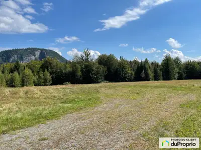 Terrain à vendre avec vue sur le Pinacle et le mont Barnston. Endroit tranquille et près de la plage...