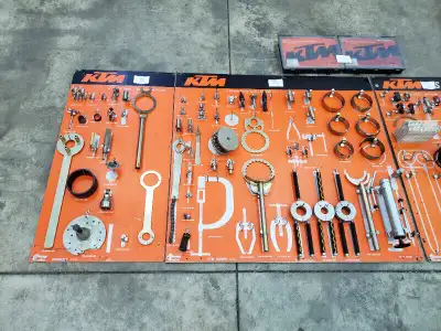 COMPLETE SET OF DEALER'S SPECIAL TOOLS (EXCLUDING THE COMPUTER - THAT IS ONLY AVAILABLE AND USABLE F...