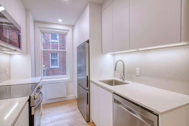 4557 Sherbrooke St W — photo 1