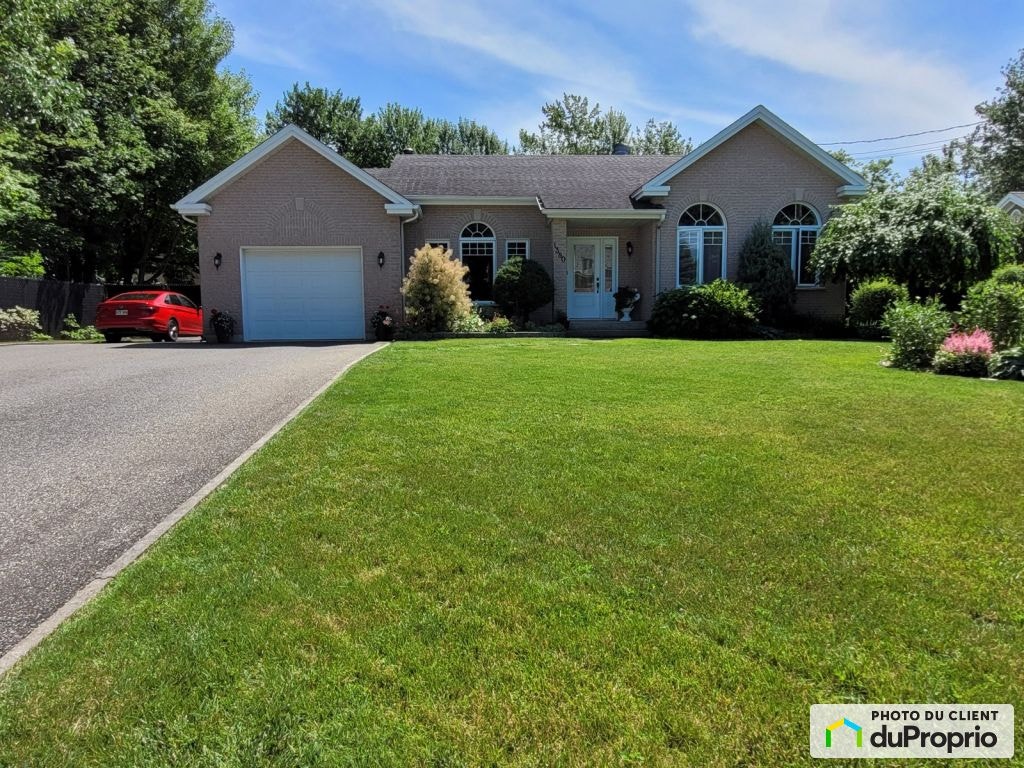 $619,900 - Bungalow for sale in St-Valerien-De-Milton — photo 1