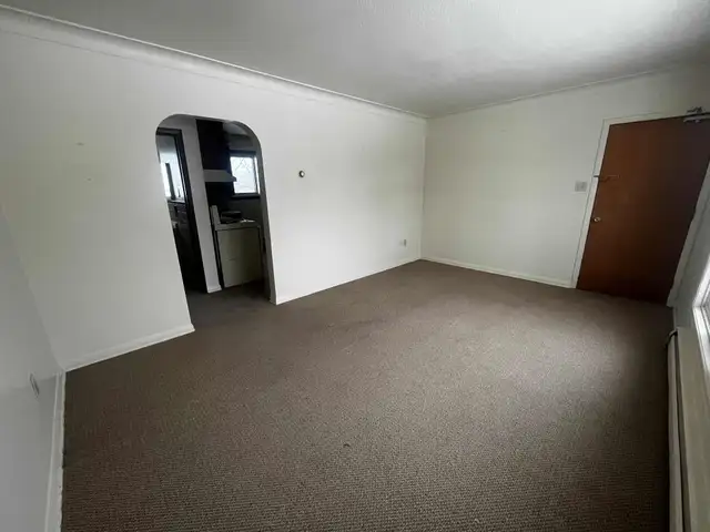 Quiet & Quaint 2 Bedroom Apartment — Steps to River~ in Long Term Rentals in Sarnia - Image 5