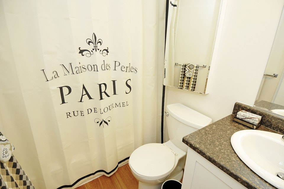 HUGE 880 Sq ft 2 BEDROOM AVAILABLW NOW 5