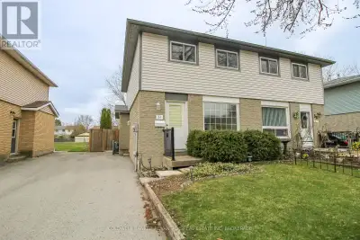 MOVE-IN READY FAMILY HOME IN NORTH WELLAND WITH FRESH UPDATES! Situated in a great North Welland nei...