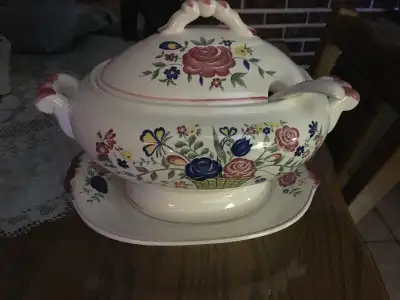 Soupière antique avec louche, View more