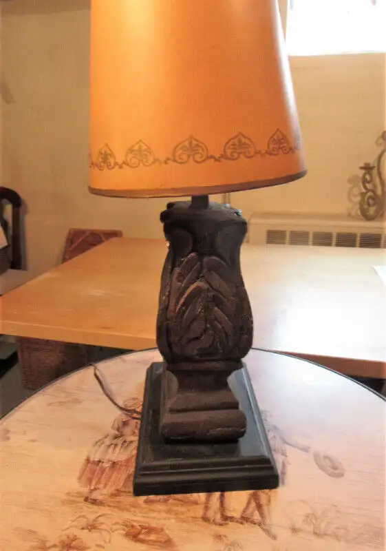 FANCY VINTAGE TABLE LAMP WITH ORIGINAL SHADE in Indoor Lighting & Fans in City of Montréal - Image 5