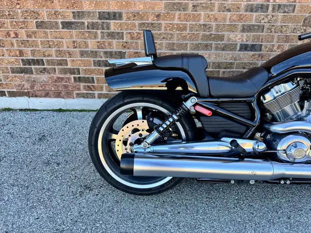 2010 Harley-Davidson V-Rod Muscle **LOW KMS** **EXTRAS** in Street, Cruisers & Choppers in Markham / York Region - Image 16