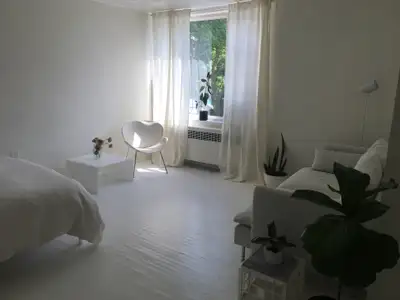 Bright Studio Apartment on Lake