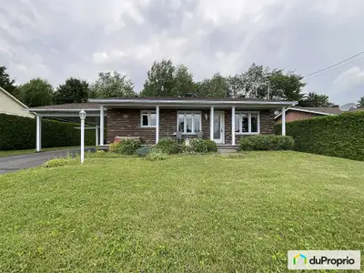 Découvrez ce charmant bungalow, niché dans un secteur paisible et sans voisins à l'arrière, offrant...