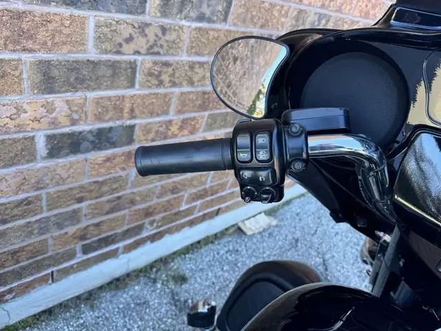 2017 Harley-Davidson Street Glide Special **SCREAMIN' EAGLE PIPE in Sport Touring in Markham / York Region - Image 19