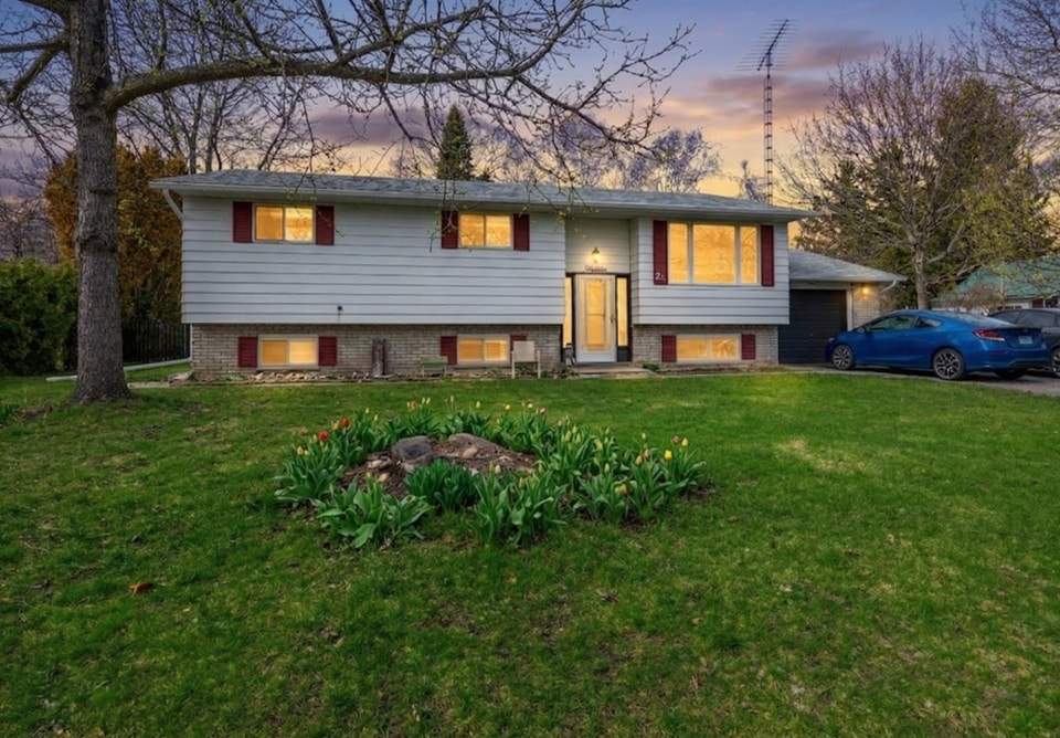 Lower Level Apartment - 2 bedrooms + 1 den / 1 bathroom 1