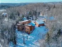 BEAUTIFUL HOUSE FOR SALE IN TOWN OF ST-SAUVEUR !!! TRIPLE GARAGE