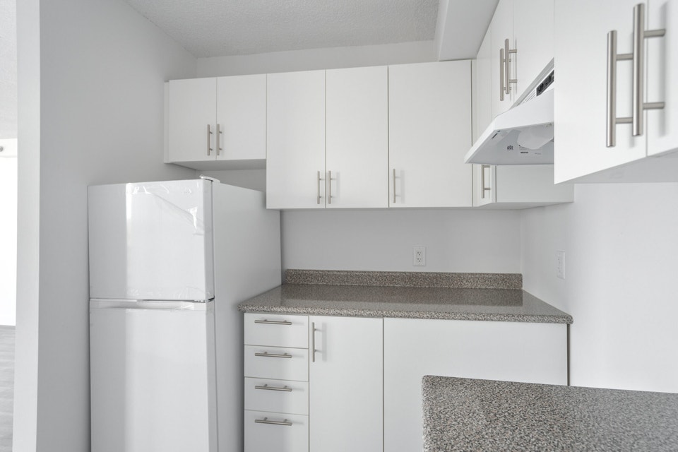 Red Top Tower Apartments - 1 Bedroom available at 5740 Cavendish 3