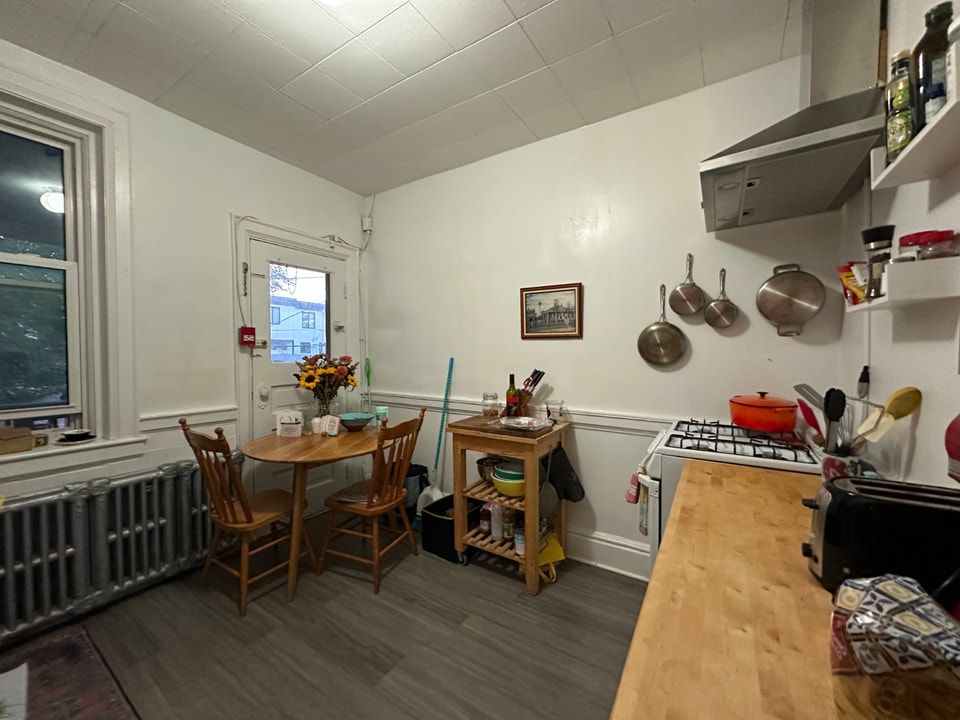 Beaconsfield Village Queen & Dovercourt Main Floor 3 Bedrm  Apt 5