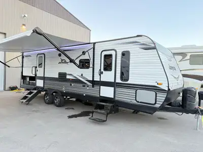 2022 Jayco Jay Flight 28BHS – Absolutely Mint! Looking for a family-friendly trailer that’s packed w...