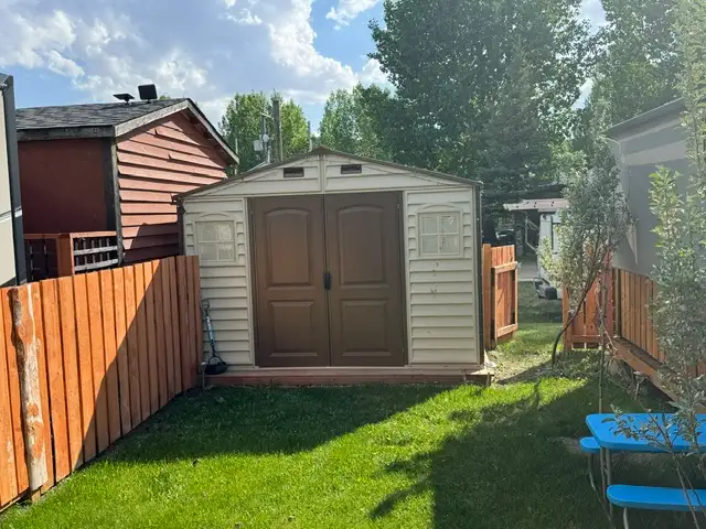 RV campsite with trailer for sale in Alberta in Canada - Image 9
