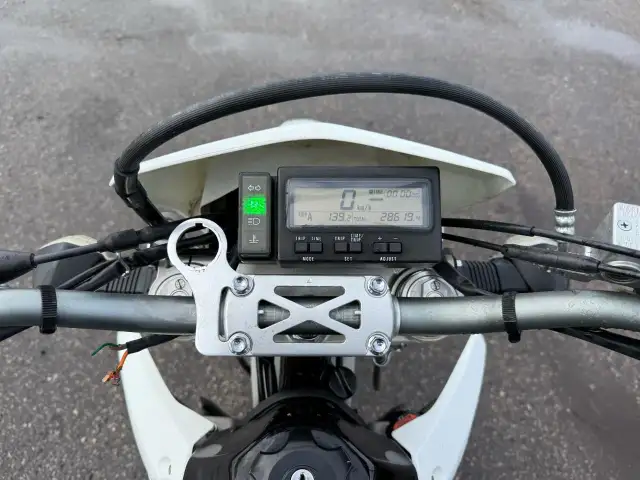 2019 Suzuki DRZ-400 SM, DUAL SPORT, SUPERMOTO, GOLD WHEELS in Sport Touring in London - Image 12