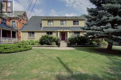Welcome to your private retreat in spectacular downtown Burlington. Steps to the lake, shops, restau...
