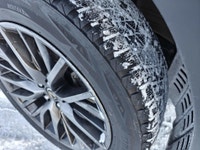 AWD! EXECUTIVE PACKAGE! STUNNING PEARL WHITE ON NOBLE BROWN PREMIUM LEATHER INTERIOR MARK LEVINSON S... (image 6)