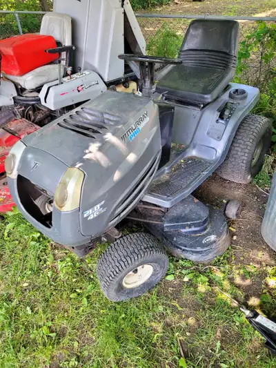 !!!!!!!!! MURRAY PRO SERIES LAWN TRACTOR , 21 HP ENGINE RUNS EXCELENT , 46 INCH DECK WORKS EXCELENT...