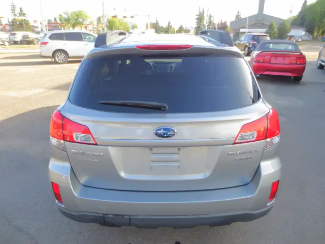 2011 Subaru Outback 3.6R Premium AWD w/Htd Seats/P.Sunroof/Bluet63871127460225123