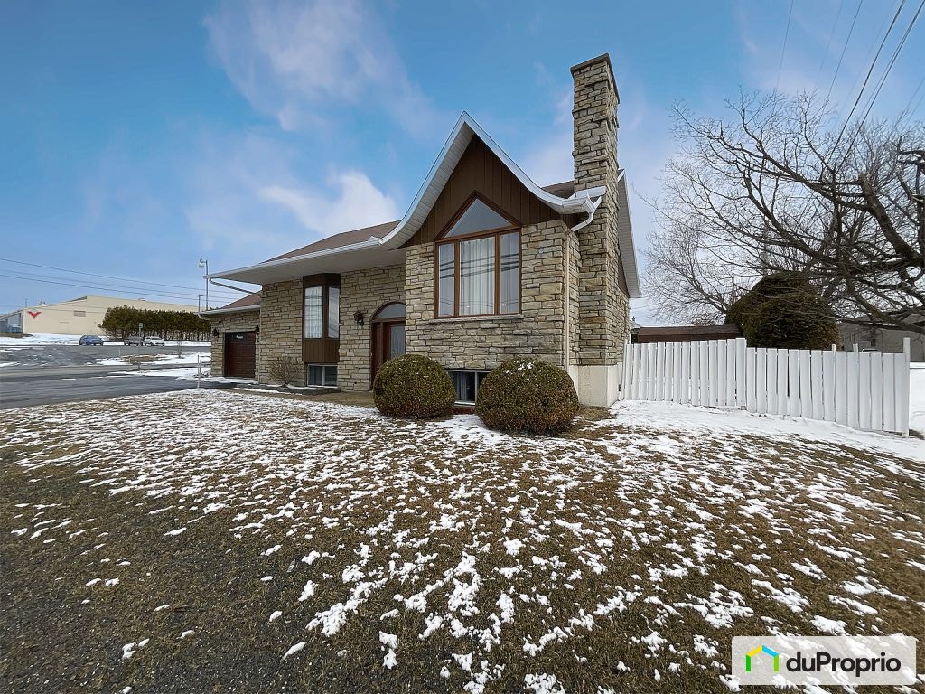 $375,000 - Bungalow for sale in Lac-Megantic — photo 1