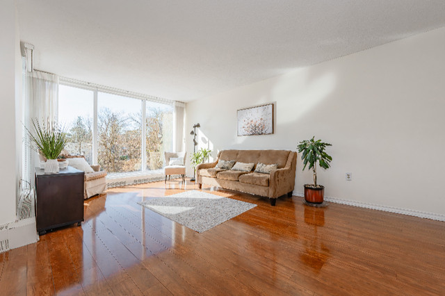 Stylish Condo: 3 Beds, 2 Baths - 19 Woodlawn Rd E #203, Guelph!! in Houses for Sale in Guelph - Image 3