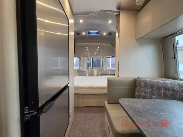 2022 Airstream Flying Cloud 23FB in Travel Trailers & Campers in Calgary - Image 13