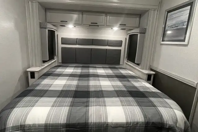 2024 Holiday Rambler Vacationer 35K - Gas Class A Motorhome. in RVs & Motorhomes in Red Deer - Image 36