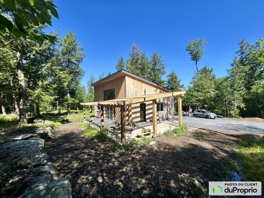 $665,000 - Cottage for sale in Abercorn — photo 1
