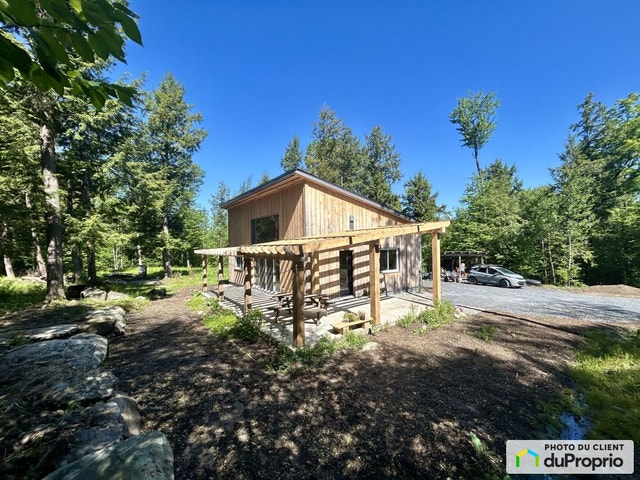 $665,000 - Cottage for sale in Abercorn — photo 1