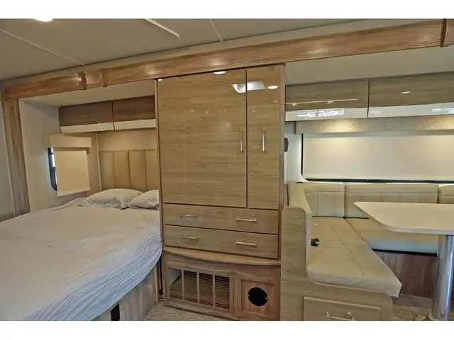 2020 Entegra Coach Qwest 24L 1 extension mercedes turbo diesel S in RVs & Motorhomes in Laval / North Shore - Image 9