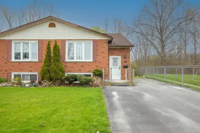 **BEAUTIFUL* 3 BEDROOM MAIN UNIT IN WELLAND!!